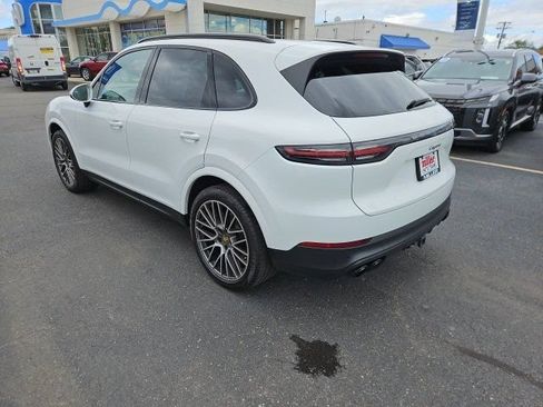 Used 2022 Porsche Cayenne Platinum Edition AWD/4WD image 3