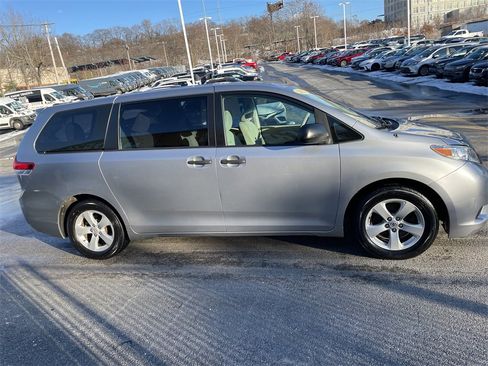 Used 2011 Toyota Sienna image 7