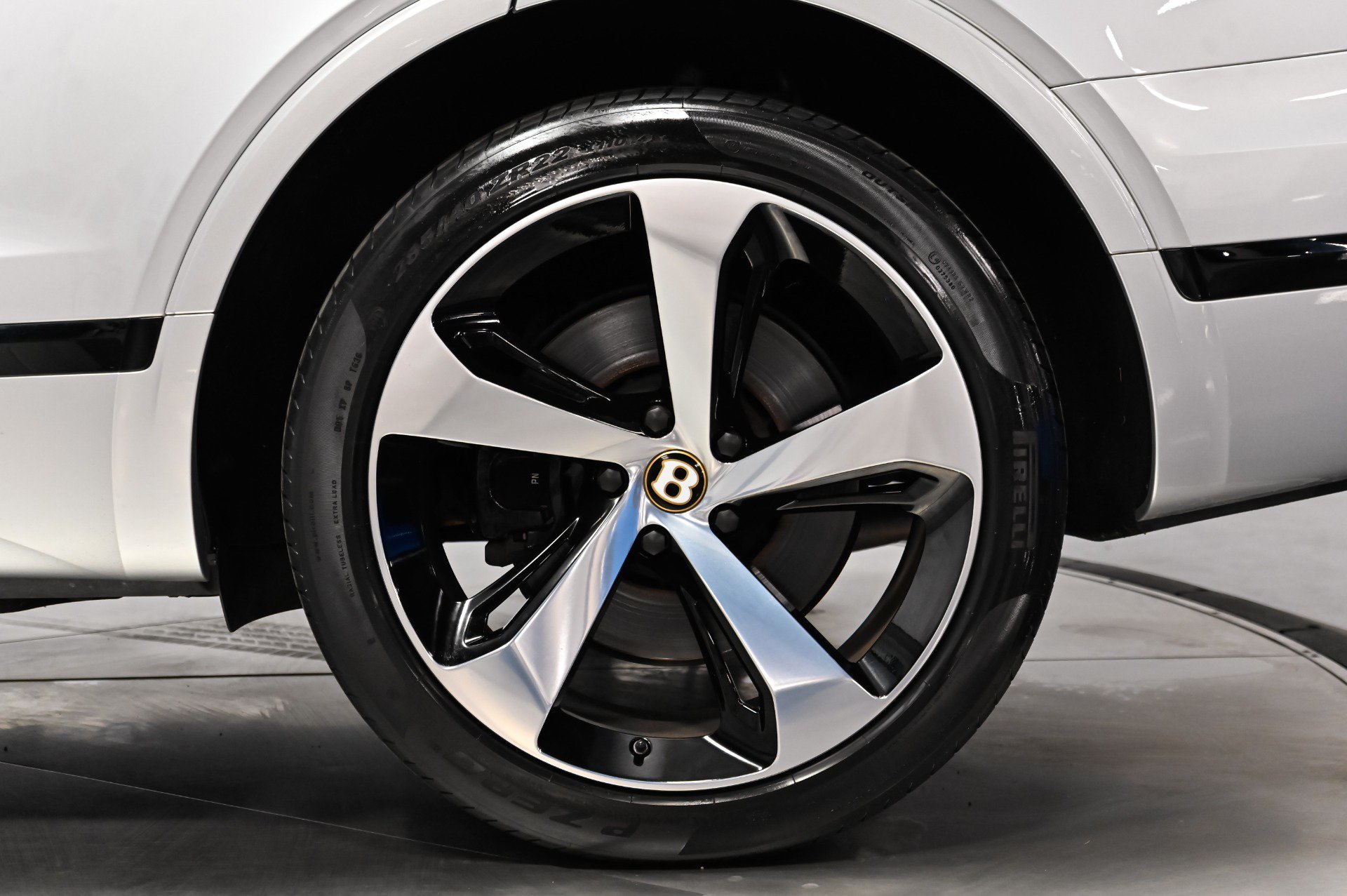 Used 2019 Bentley Bentayga AWD/4WD image 13
