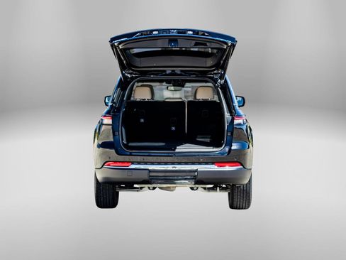 Used 2024 Jeep Grand Cherokee Limited AWD/4WD image 7