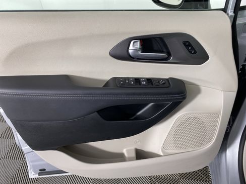 Used 2024 Chrysler Pacifica Touring-L image 13