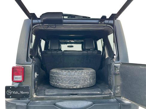 Used 2016 Jeep Wrangler Unlimited Rubicon w/ Connectivity Group AWD/4WD image 5