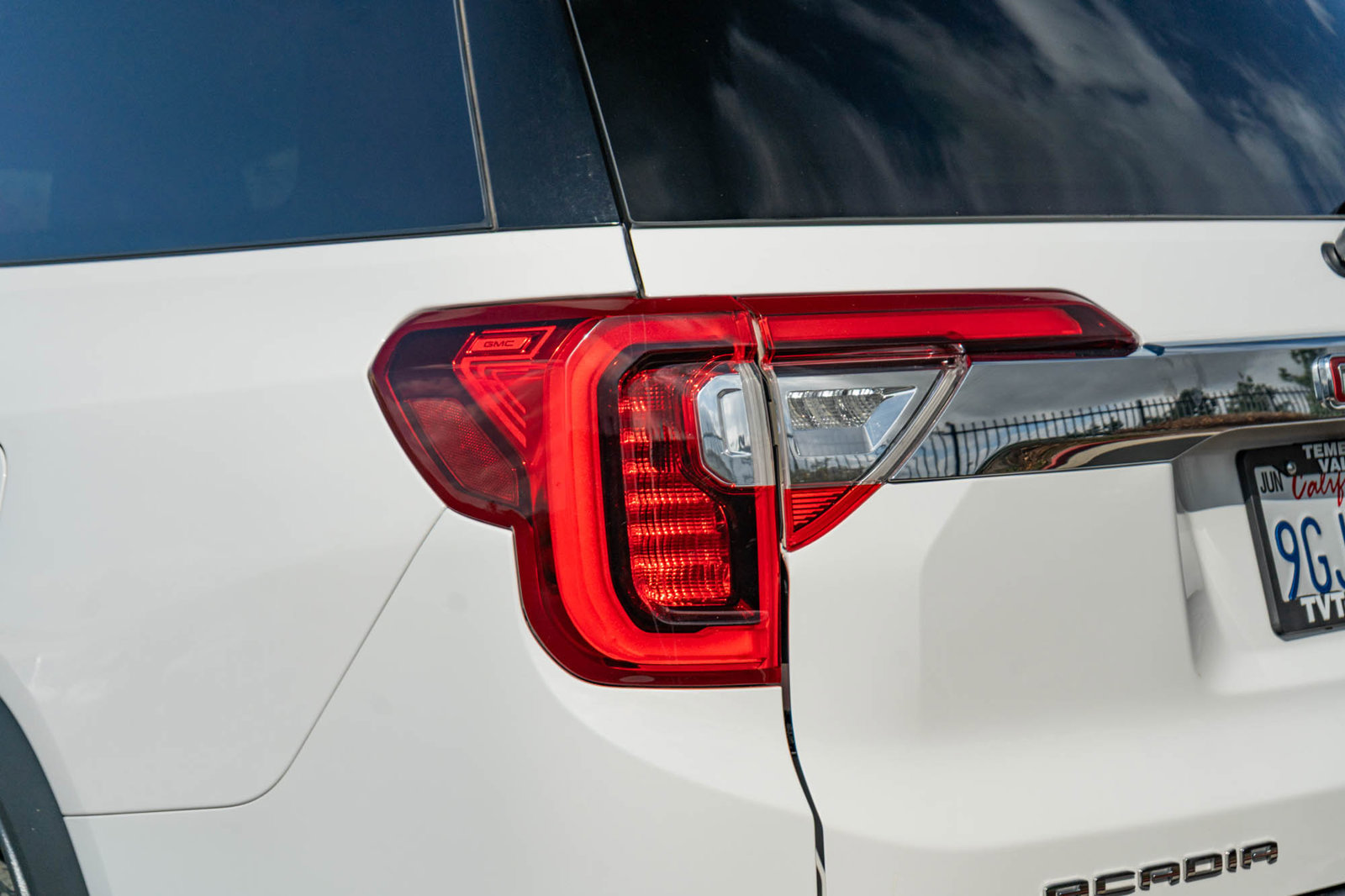 Used 2023 GMC Acadia SLT FWD image 7