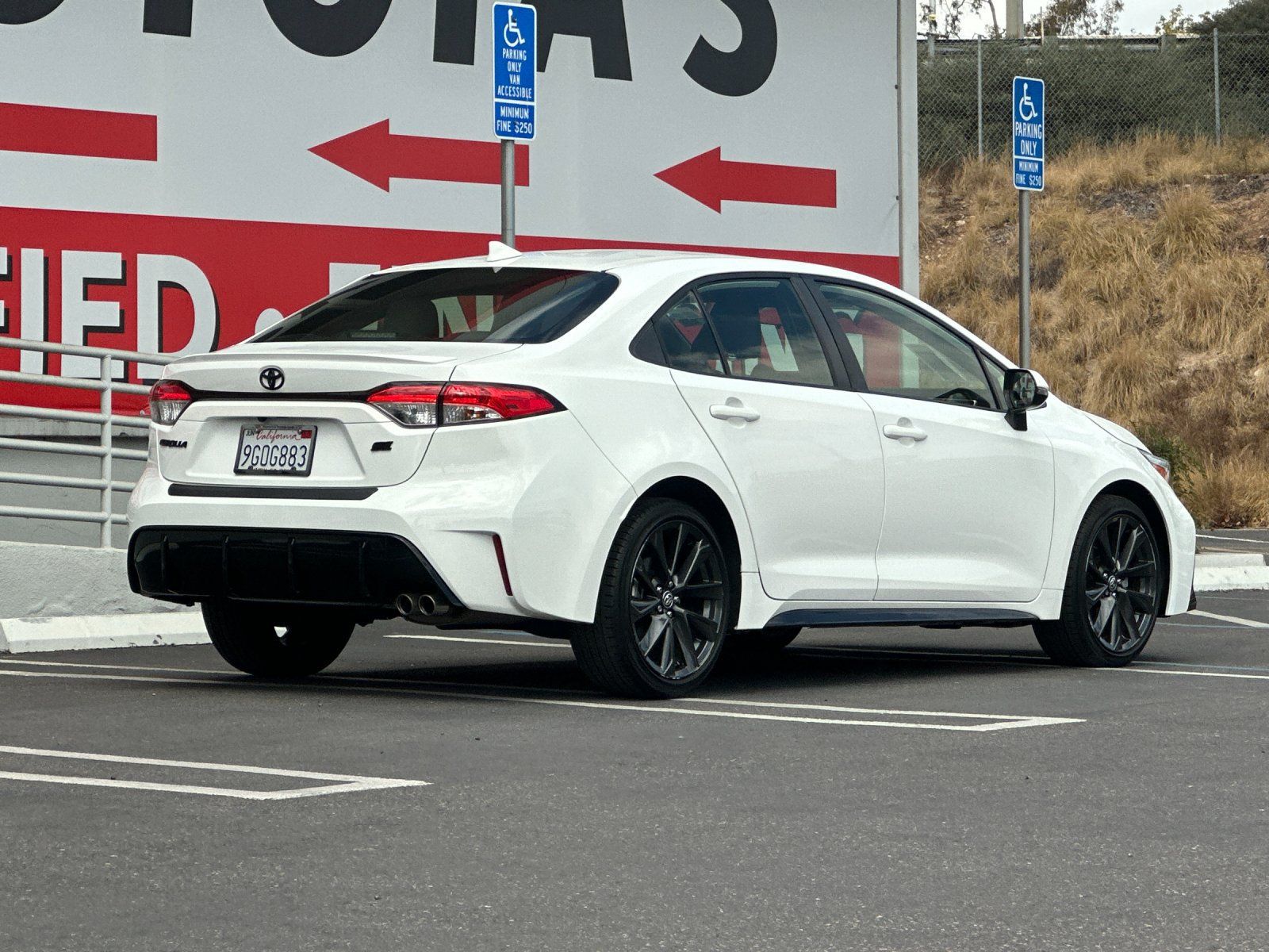 Used 2023 Toyota Corolla SE w/ SE Premium Package FWD image 5