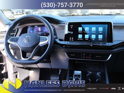 Used 2024 Volkswagen Atlas SE image 19