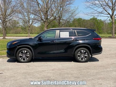 Used 2023 Toyota Highlander XLE image 4