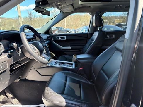 Used 2022 Ford Explorer XLT w/ Equipment Group 202A image 19