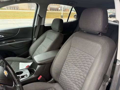Used 2020 Chevrolet Equinox LT w/ Driver Convenience Package image 3