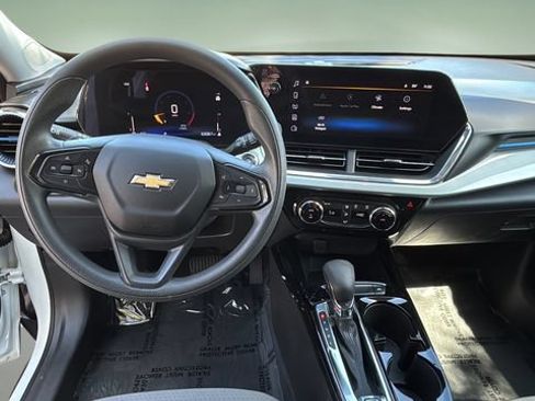 Used 2025 Chevrolet Trax LT FWD image 11