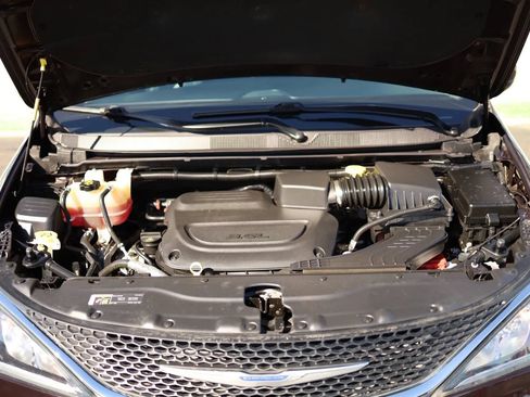 Used 2019 Chrysler Pacifica Touring-L FWD image 48
