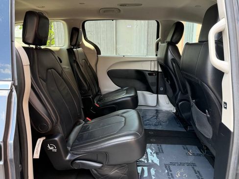 Used 2017 Chrysler Pacifica Touring-L w/ 13 Speaker Alpine Sound Group FWD image 18