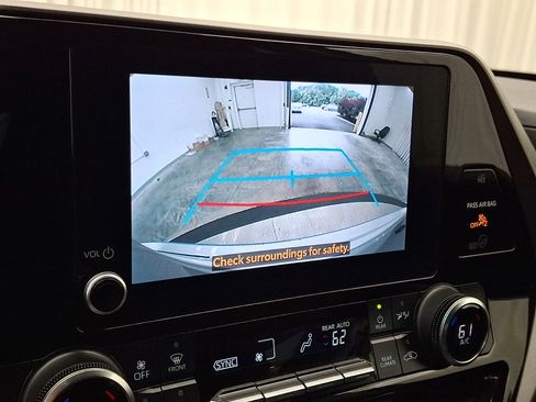 Used 2023 Toyota Highlander LE FWD image 15