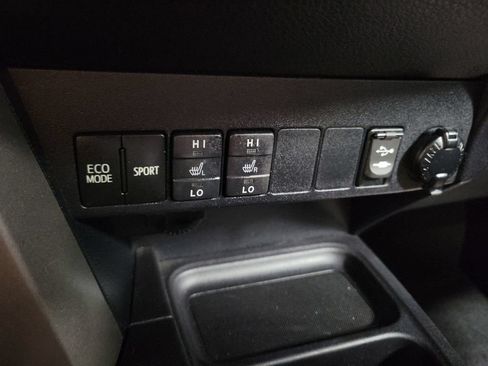 Used 2018 Toyota RAV4 XLE AWD/4WD image 19