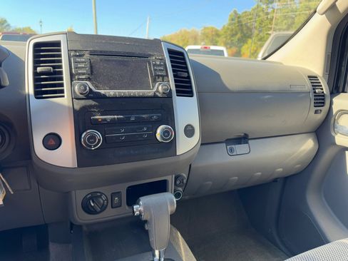Used 2018 Nissan Frontier SV AWD/4WD image 19