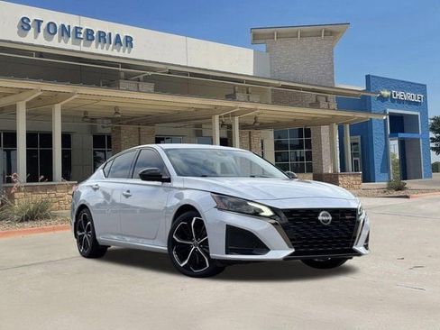 Used 2024 Nissan Altima 2.5 SR w/ SR Premium Package FWD image 2
