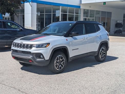 Used 2024 Jeep Compass Trailhawk image 4