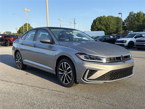Used 2026 Volkswagen Jetta SE FWD image 3