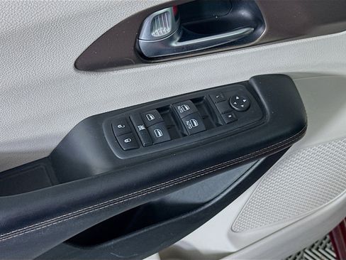 Used 2018 Chrysler Pacifica Touring-L FWD image 15