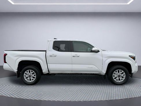 Used 2024 Toyota Tacoma SR5 AWD/4WD image 10