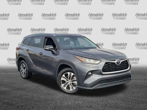 Used 2020 Toyota Highlander XLE image 2