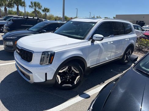 Used 2023 Kia Telluride EX w/ EX Captain's Chair Package image 19