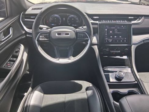 Used 2025 Jeep Grand Cherokee Altitude RWD image 8