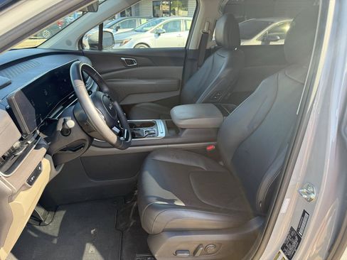 Used 2025 Kia Carnival EX FWD image 6