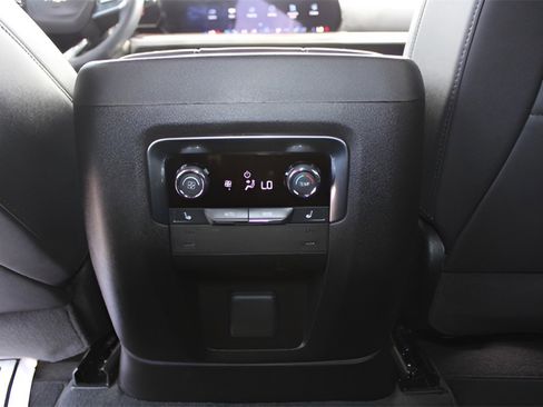 Used 2025 Chevrolet Suburban Premier image 21