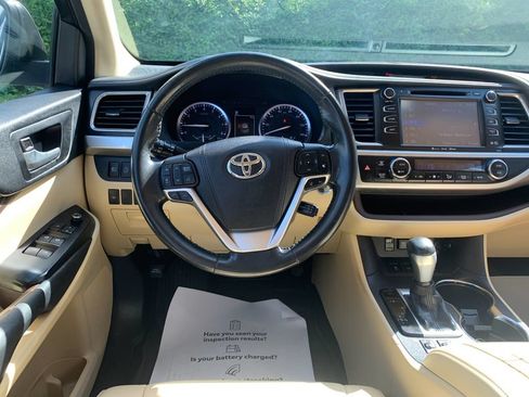 Used 2017 Toyota Highlander XLE AWD/4WD image 17