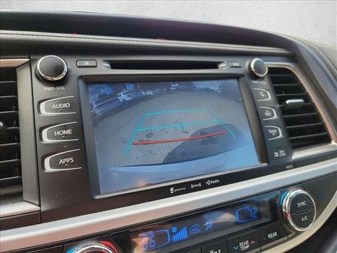Used 2018 Toyota Highlander XLE AWD/4WD image 23