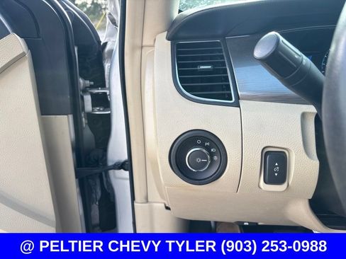 Used 2016 Ford Taurus SEL w/ Equipment Group 201A FWD image 12