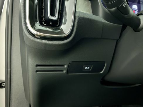 Used 2025 Volvo XC40 B5 Plus image 14