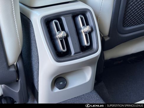 Used 2024 Volvo XC40 B5 Plus w/ Protection Package Premier image 17