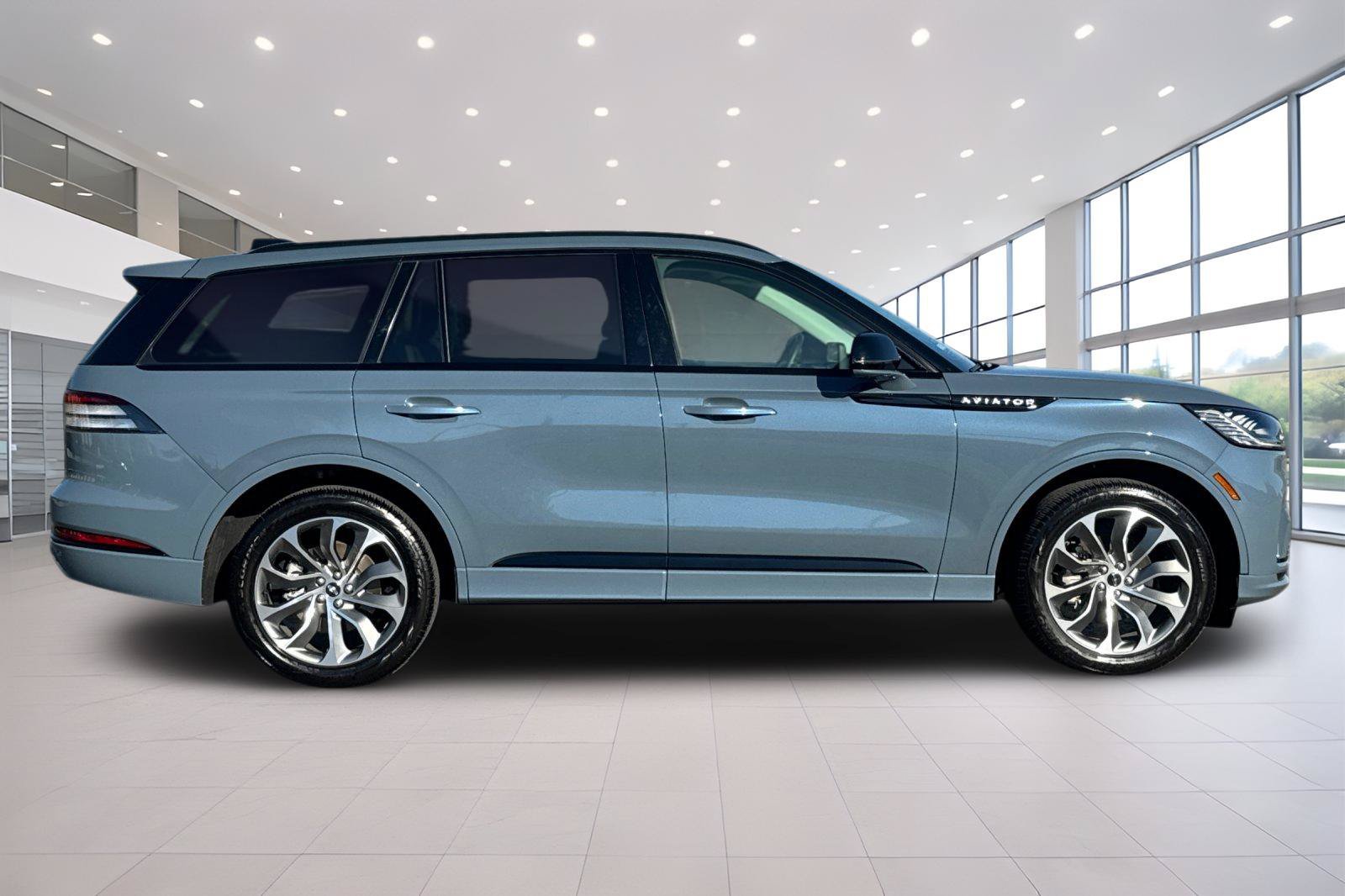 Used 2026 Lincoln Aviator AWD w/ Jet Appearance Package image 3