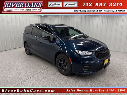 Used 2025 Chrysler Pacifica Premium