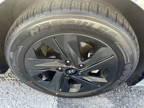 Used 2023 Hyundai Elantra SEL image 6