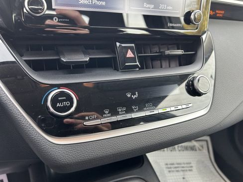 Used 2021 Toyota Corolla LE image 19