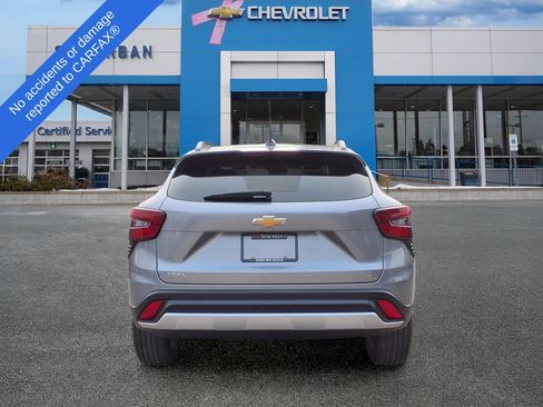 Used 2024 Chevrolet Trax LT w/ Sunroof Package FWD image 7