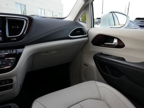 Used 2018 Chrysler Pacifica Limited w/ Tire & Wheel Group image 8