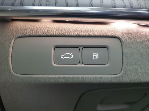 Certified 2024 Volvo XC90 T8 Ultimate w/ Lounge Package image 37