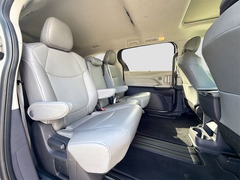 Used 2022 Toyota Sienna XLE image 31