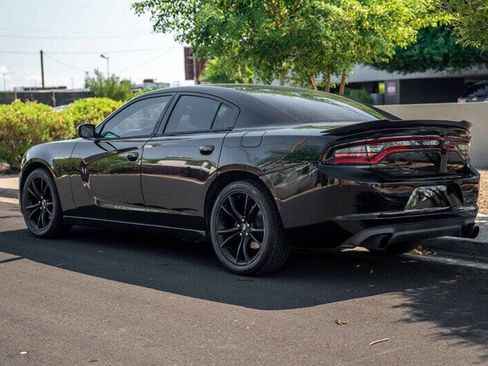 Used 2017 Dodge Charger SE w/ Blacktop Package RWD image 3
