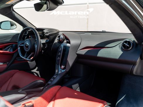 Used 2024 McLaren 750S RWD image 17