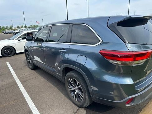 Used 2019 Toyota Highlander LE FWD image 5