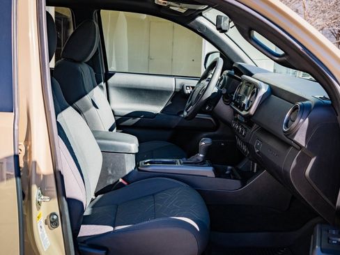 Used 2017 Toyota Tacoma TRD Sport image 44