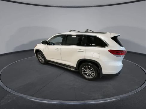 Used 2019 Toyota Highlander XLE image 6