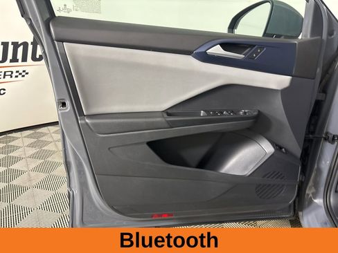 Used 2023 Volkswagen Taos SE AWD/4WD image 9