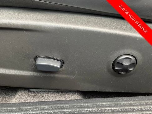 Used 2015 Dodge Challenger SRT image 12