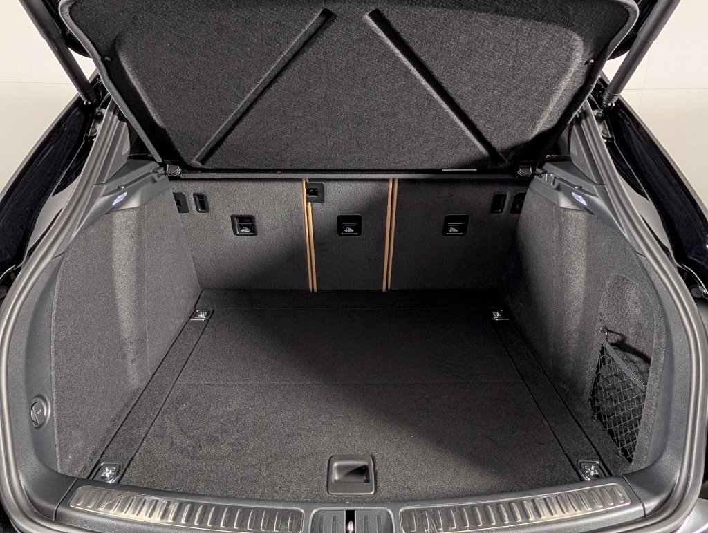 Certified 2026 Porsche Macan AWD/4WD image 17