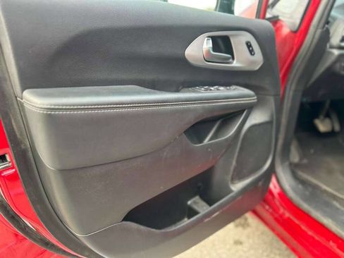 Used 2025 Chrysler Pacifica Limited image 10